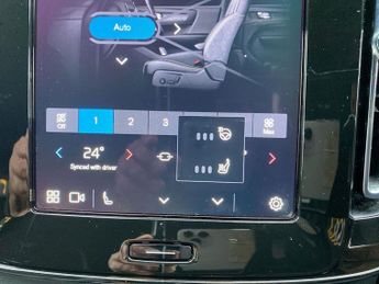 VOLVO XC40 2.0 B3 MHEV Plus SUV 5dr Petrol Hybrid DCT Auto Euro 6 (s/s) (16