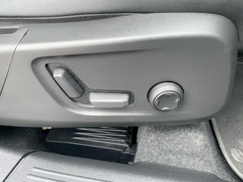 VOLVO XC40 2.0 B3 MHEV Plus SUV 5dr Petrol Hybrid DCT Auto Euro 6 (s/s) (16