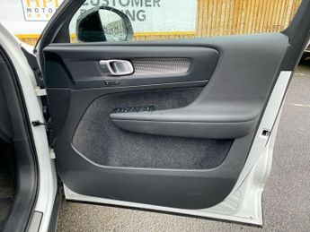 VOLVO XC40 2.0 B3 MHEV Plus SUV 5dr Petrol Hybrid DCT Auto Euro 6 (s/s) (16