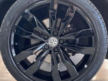 VOLKSWAGEN TIGUAN 2.0 TDI R-Line SUV 5dr Diesel DSG 4Motion Euro 6 (s/s) (150 ps)