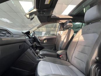 VOLKSWAGEN TIGUAN 2.0 TDI R-Line SUV 5dr Diesel DSG 4Motion Euro 6 (s/s) (150 ps)