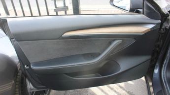 TESLA Model 3 Standard Range Plus Saloon 4dr Electric Auto RWD (241 bhp)