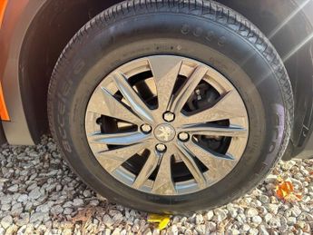 PEUGEOT E-2008 E-2008 100KW 50 KWH ALLURE (11KC)