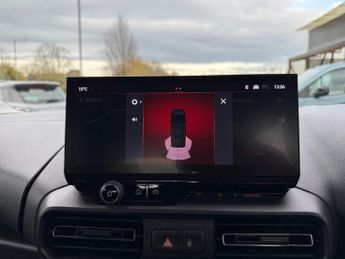 VAUXHALL Combo Life Electric 52kWh Design XL MPV 5dr Electric Auto (7.4kW Charger) (136 ps)