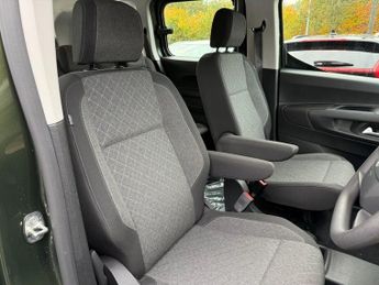 VAUXHALL Combo Life Electric 52kWh Design XL MPV 5dr Electric Auto (7.4kW Charger) (136 ps)