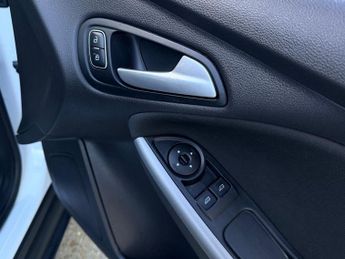 FORD FOCUS 1.0T EcoBoost Zetec Hatchback 5dr Petrol Auto Euro 6 (s/s) (125 