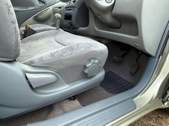 TOYOTA YARIS 1.3 VVT-i 16v CDX Hatchback 5dr Petrol Automatic (160 g/km, 85 b