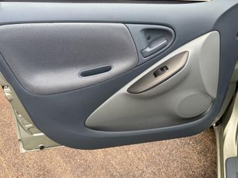 TOYOTA YARIS 1.3 VVT-i 16v CDX Hatchback 5dr Petrol Automatic (160 g/km, 85 b