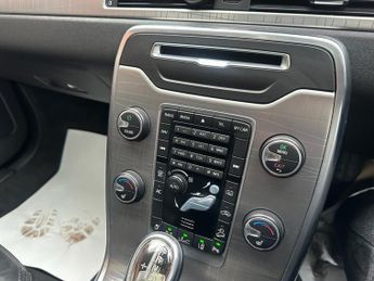 VOLVO XC70 2.4 D5 SE Lux Estate 5dr Diesel Geartronic AWD Euro 5 (215 ps)