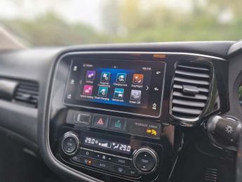 MITSUBISHI OUTLANDER 2.0h 12kWh Juro SUV 5dr Petrol Plug-in Hybrid CVT 4WD Euro 6 (s/