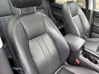 LAND ROVER DISCOVERY SPORT 2.0 TD4 HSE Black SUV 5dr Diesel Auto 4WD Euro 6 (s/s) (180 ps)