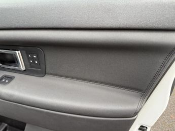 LAND ROVER DISCOVERY SPORT 2.0 TD4 HSE Black SUV 5dr Diesel Auto 4WD Euro 6 (s/s) (180 ps)