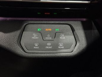 VOLKSWAGEN ID.4 Pro Performance 77kWh Family SUV 5dr Electric Auto (204 ps)