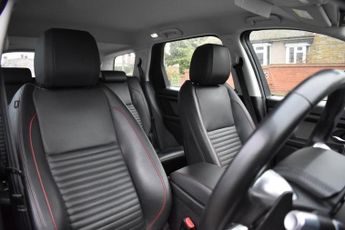 LAND ROVER DISCOVERY SPORT 2.0 D240 MHEV R-Dynamic HSE AUTO 4WD | 1 FORMER OWNER | SERVICE 