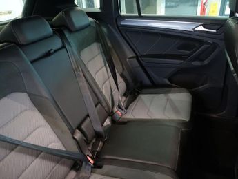 VOLKSWAGEN TIGUAN 2.0 TDI R-Line SUV 5dr Diesel DSG Euro 6 (s/s) (150 ps)