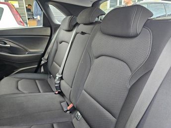 HYUNDAI I30 AUTOMATIC 1.4 T-GDi Blue Drive SE Nav Hatchback 5dr Petrol DCT E