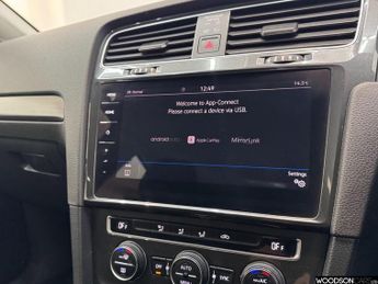 VOLKSWAGEN E-GOLF 35.8kWh e-Golf Hatchback 5dr Electric Auto (136 ps)