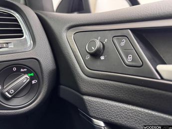 VOLKSWAGEN E-GOLF 35.8kWh e-Golf Hatchback 5dr Electric Auto (136 ps)