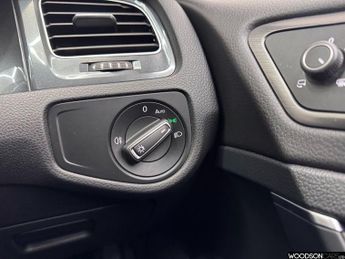 VOLKSWAGEN E-GOLF 35.8kWh e-Golf Hatchback 5dr Electric Auto (136 ps)