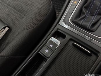 VOLKSWAGEN E-GOLF 35.8kWh e-Golf Hatchback 5dr Electric Auto (136 ps)