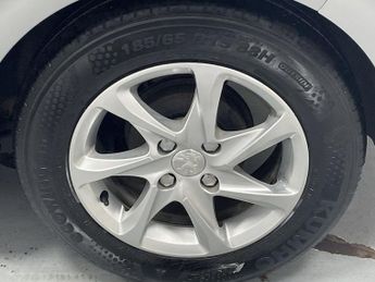 PEUGEOT 208 1.2 PureTech Active Hatchback 5dr Petrol ETG Euro 6 (s/s) (82 ps