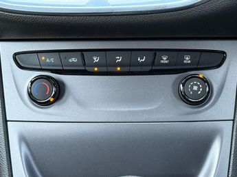 VAUXHALL ASTRA 1.4i Turbo Design Hatchback 5dr Petrol Auto Euro 6 (s/s) (150 ps