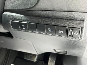 TOYOTA COROLLA 2.0 VVT-h GPF Design Touring Sports 5dr Petrol Hybrid CVT Euro 6