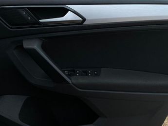 VOLKSWAGEN TIGUAN 2.0 TDI BlueMotion Tech SE Navigation SUV 5dr Diesel DSG 4Motion