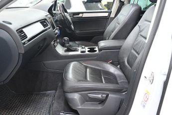 VOLKSWAGEN TOUAREG 3.0 TDI V6 BlueMotion Tech R-Line SUV 5dr Diesel Tiptronic 4WD E