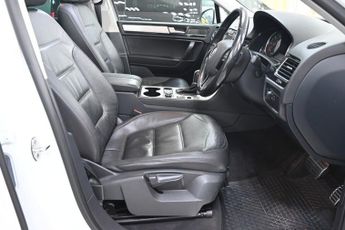 VOLKSWAGEN TOUAREG 3.0 TDI V6 BlueMotion Tech R-Line SUV 5dr Diesel Tiptronic 4WD E