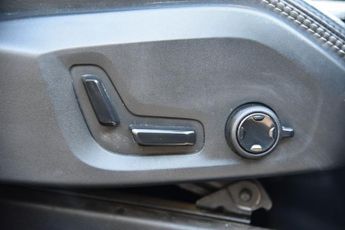 VOLVO XC90 2.0h T8 Twin Engine 10.4kWh Momentum Pro SUV 5dr Petrol Plug-in 