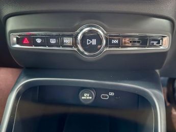 VOLVO XC40 Recharge 69kWh Core SUV 5dr Electric Auto (231 ps)