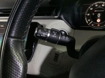 LAND ROVER RANGE ROVER VELAR 2.0 D180 R-Dynamic SE SUV 5dr Diesel Auto 4WD Euro 6 (s/s) (180 