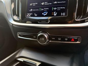 VOLVO V60 CROSS COUNTRY 2.0 B4 MHEV Estate 5dr Diesel Hybrid Auto AWD Euro 6-Factory Ext