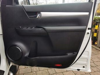 TOYOTA HI-LUX 2.4 D-4D Invincible X Pickup Double Cab 4dr Diesel Auto 4WD Euro