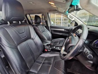 TOYOTA HI-LUX 2.4 D-4D Invincible X Pickup Double Cab 4dr Diesel Auto 4WD Euro