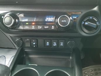TOYOTA HI-LUX 2.4 D-4D Invincible X Pickup Double Cab 4dr Diesel Auto 4WD Euro