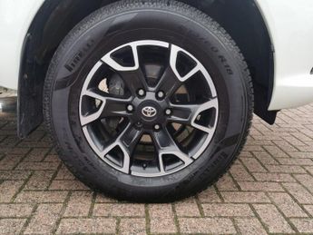 TOYOTA HI-LUX 2.4 D-4D Invincible X Pickup Double Cab 4dr Diesel Auto 4WD Euro