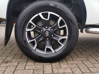 TOYOTA HI-LUX 2.4 D-4D Invincible X Pickup Double Cab 4dr Diesel Auto 4WD Euro