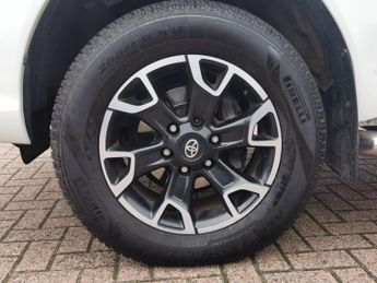 TOYOTA HI-LUX 2.4 D-4D Invincible X Pickup Double Cab 4dr Diesel Auto 4WD Euro