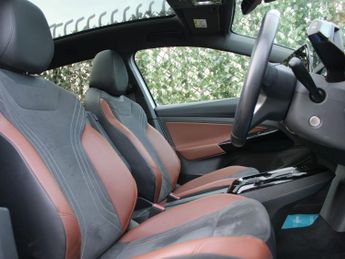 VOLKSWAGEN ID.4 Pro Performance 77kWh Family SUV 5dr Electric Auto (204 ps)