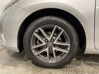 TOYOTA AURIS 1.8 VVT-h Icon Plus Hatchback 5dr Petrol Hybrid CVT Euro 5 (s/s)