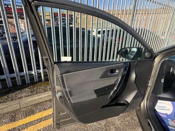 TOYOTA AURIS 1.8 VVT-h Icon Hatchback 5dr Petrol Hybrid CVT Euro 6 (s/s) (136