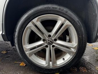 VOLKSWAGEN TIGUAN 2.0 TDI BlueMotion Tech R-Line SUV 5dr Diesel DSG 4WD Euro 5 (s/