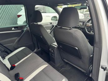 VOLKSWAGEN TIGUAN 2.0 TDI BlueMotion Tech R-Line SUV 5dr Diesel DSG 4WD Euro 5 (s/