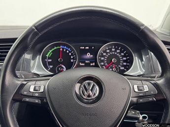 VOLKSWAGEN E-GOLF 35.8kWh e-Golf Hatchback 5dr Electric Auto (136 ps)
