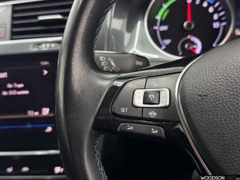 VOLKSWAGEN E-GOLF 35.8kWh e-Golf Hatchback 5dr Electric Auto (136 ps)