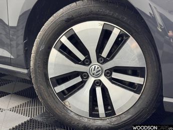 VOLKSWAGEN E-GOLF 35.8kWh e-Golf Hatchback 5dr Electric Auto (136 ps)