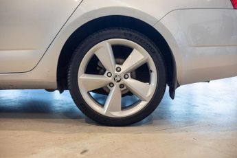 SKODA OCTAVIA 2.0 TDI Elegance Hatchback 5dr Diesel DSG Euro 5 (s/s) (150 ps)