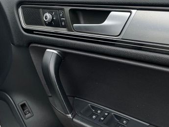 VOLKSWAGEN TOUAREG 3.0 TDI V6 BlueMotion Tech R-Line SUV 5dr Diesel Tiptronic 4WD E